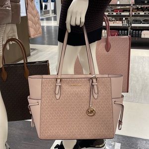 MICHAEL KORS GILLY LARGE DRAWSTRING TRAVEL TOTE SIGNATURE Ballet
NWT